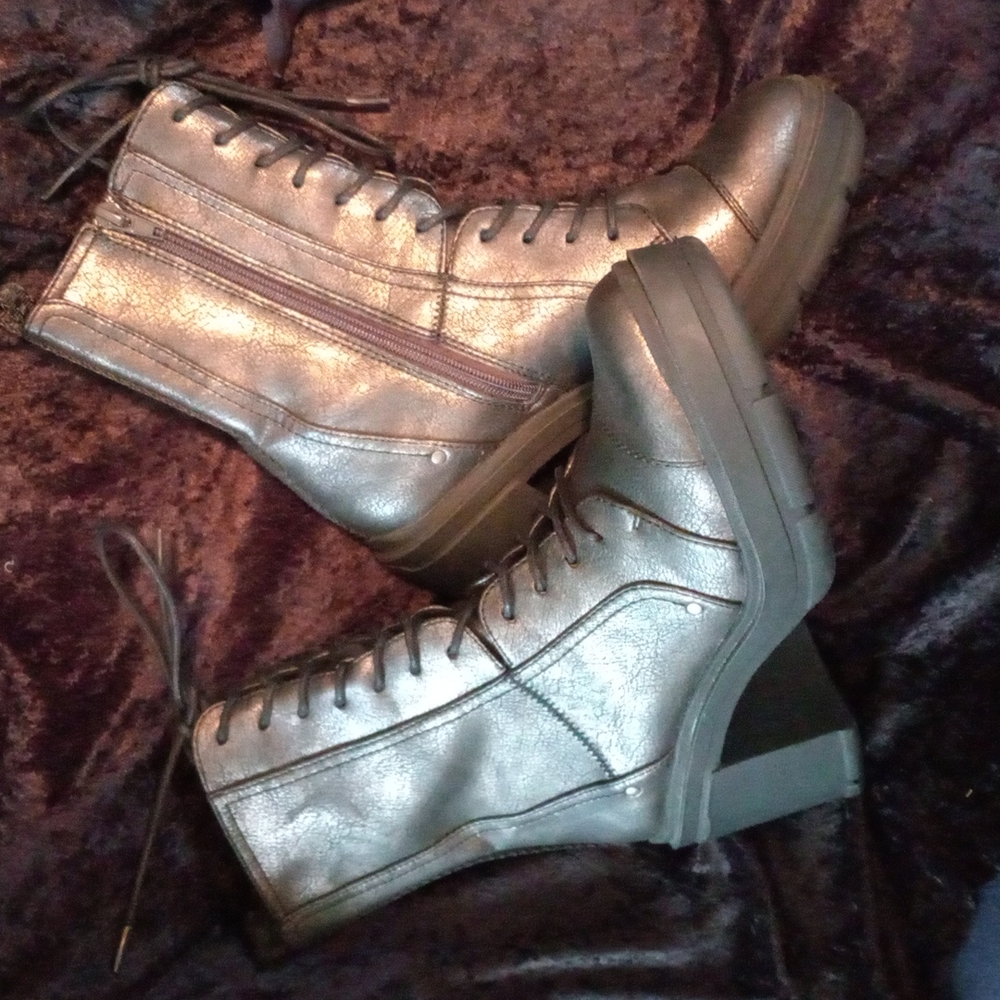 Clarks boots sz 8 Gunmetal black metallic dressy with traction